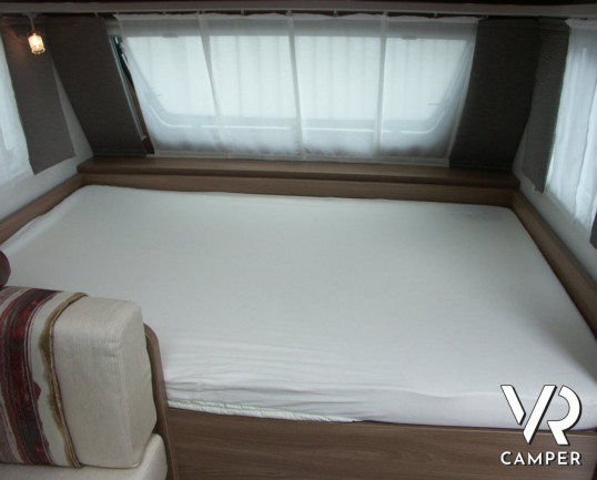 Burstner Premio 495 TK: caravan nuova con 6 posti letto, dinette centrale, frigo grande, letto matrimoniale e letti a castello grandi.