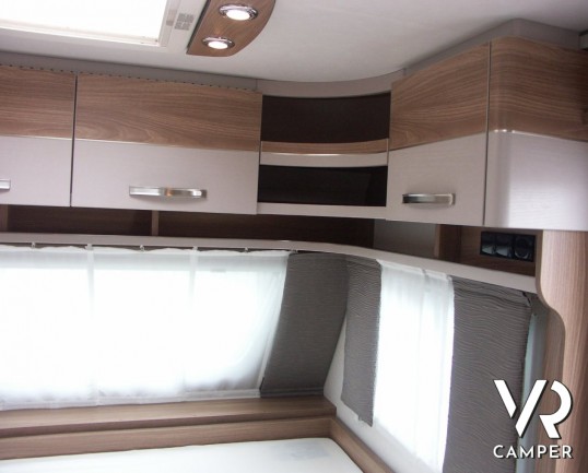 Burstner Premio 495 TK: caravan nuova con 6 posti letto, dinette centrale, frigo grande, letto matrimoniale e letti a castello grandi.