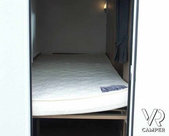 Burstner Premio 495 TK: caravan nuova con 6 posti letto, dinette centrale, frigo grande, letto matrimoniale e letti a castello grandi.