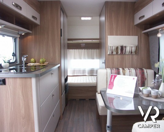 Burstner Premio 495 TK: caravan nuova con 6 posti letto, dinette centrale, frigo grande, letto matrimoniale e letti a castello grandi.
