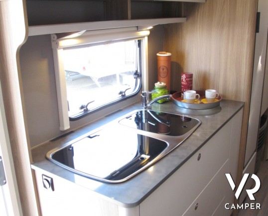 Burstner Premio 530 TK: caravan nuova burstner con letti a castello laterali, ampia dinette e letto matrimoniale sul timone