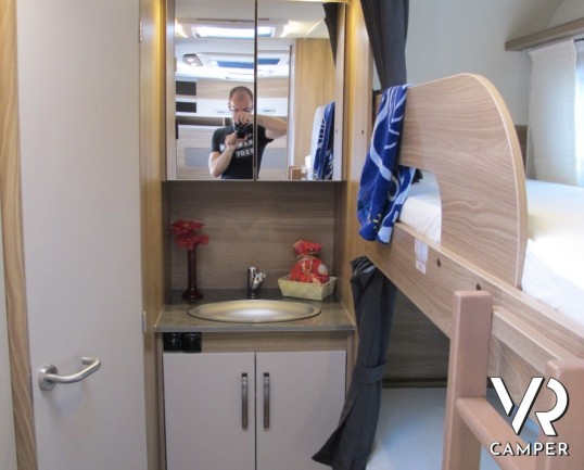 Burstner Premio 530 TK: caravan nuova burstner con letti a castello laterali, ampia dinette e letto matrimoniale sul timone