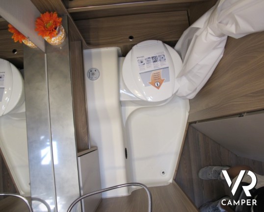 Burstner Premio 530 TK: caravan nuova burstner con letti a castello laterali, ampia dinette e letto matrimoniale sul timone