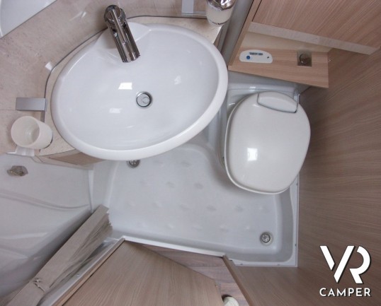 Burstner Travel Van 590 G: camper nuovo Burstner sotto i sei metri di lunghezza con letto matrimoniale in coda e garage