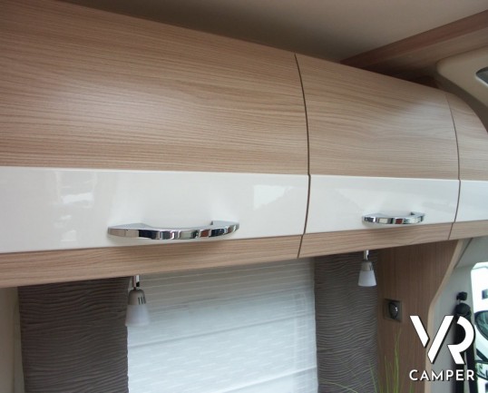 Burstner Travel Van 590 G: camper nuovo Burstner sotto i sei metri di lunghezza con letto matrimoniale in coda e garage