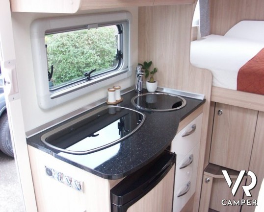 Burstner Travel Van 590 G: camper nuovo Burstner sotto i sei metri di lunghezza con letto matrimoniale in coda e garage