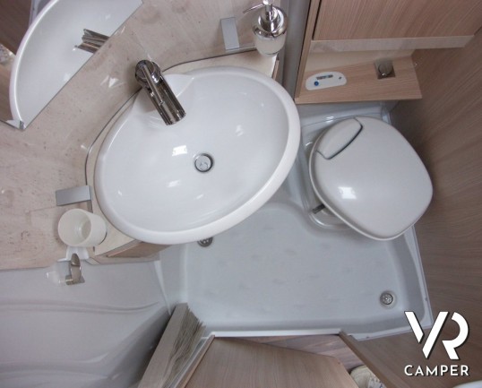 Burstner Travel Van 620 G:camper nuovo Burstner con letti gemelli e garage, sotto i sette metri di lunghezza.