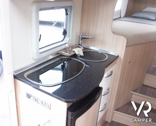 Burstner Travel Van 620 G:camper nuovo Burstner con letti gemelli e garage, sotto i sette metri di lunghezza.