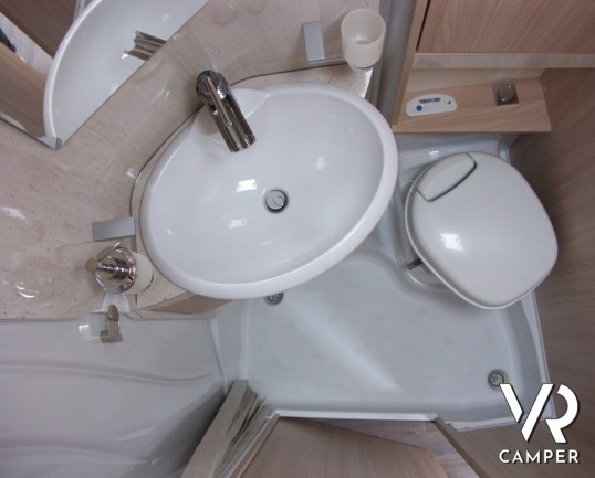 Burstner Travel Van 690 G: semintegrale Burstner 7 metri con letti gemelli e garage