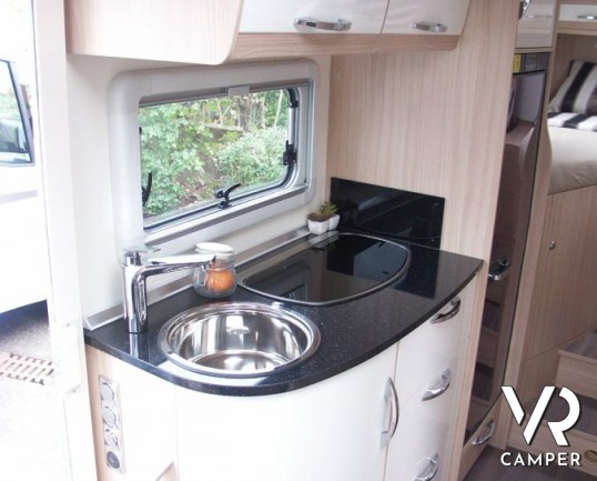 Burstner Travel Van 690 G: semintegrale Burstner 7 metri con letti gemelli e garage