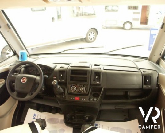 Burstner Viseo 670: camper motorhome nuovo a Torino con letto matrimoniale in coda e garage, dinette a letto con panca frontale e grande letto bascula