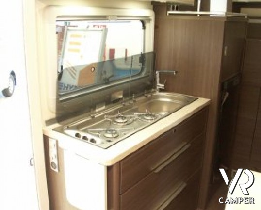 Burstner Viseo 670: camper motorhome nuovo a Torino con letto matrimoniale in coda e garage, dinette a letto con panca frontale e grande letto bascula