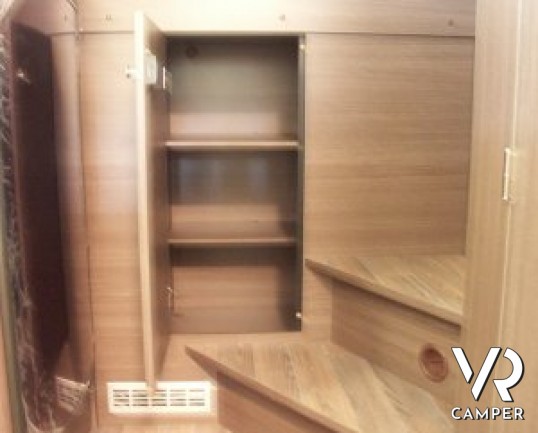 Burstner Viseo 670: camper motorhome nuovo a Torino con letto matrimoniale in coda e garage, dinette a letto con panca frontale e grande letto bascula