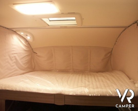 Burstner Viseo 670: camper motorhome nuovo a Torino con letto matrimoniale in coda e garage, dinette a letto con panca frontale e grande letto bascula