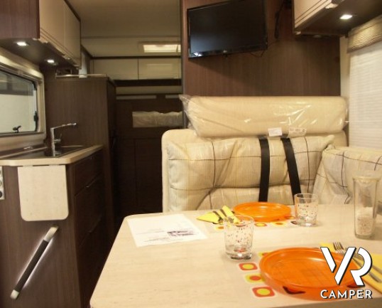 Burstner Viseo 670: camper motorhome nuovo a Torino con letto matrimoniale in coda e garage, dinette a letto con panca frontale e grande letto bascula