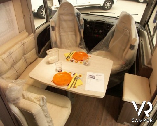 Burstner Viseo 670: camper motorhome nuovo a Torino con letto matrimoniale in coda e garage, dinette a letto con panca frontale e grande letto bascula