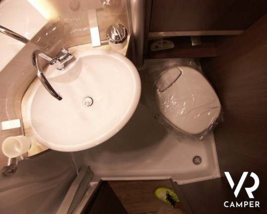 Burstner Viseo 670: camper motorhome nuovo a Torino con letto matrimoniale in coda e garage, dinette a letto con panca frontale e grande letto bascula