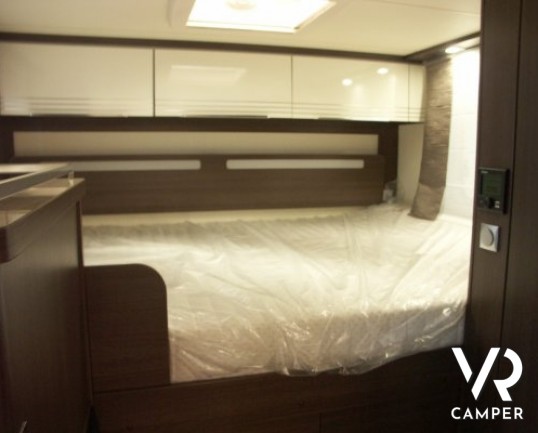 Burstner Viseo 670: camper motorhome nuovo a Torino con letto matrimoniale in coda e garage, dinette a letto con panca frontale e grande letto bascula
