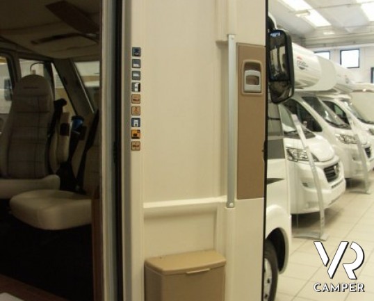 Burstner Viseo 690 G: camper motorhome nuovo con letti gemelli e garage, bagno vario e frigorifero grande.