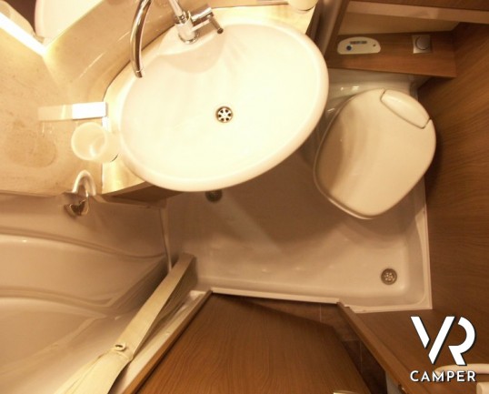 Burstner Viseo 690 G: camper motorhome nuovo con letti gemelli e garage, bagno vario e frigorifero grande.