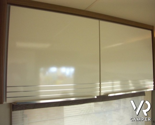 Burstner Viseo 690 G: camper motorhome nuovo con letti gemelli e garage, bagno vario e frigorifero grande.