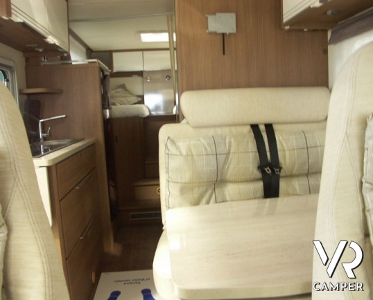 Burstner Viseo 690 G: camper motorhome nuovo con letti gemelli e garage, bagno vario e frigorifero grande.