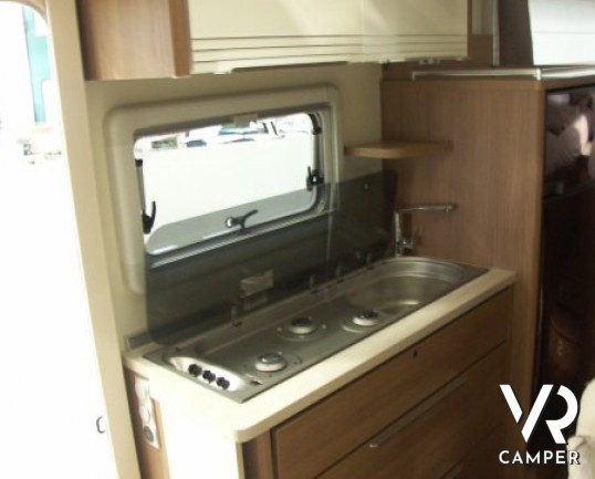 Burstner Viseo 690 G: camper motorhome nuovo con letti gemelli e garage, bagno vario e frigorifero grande.