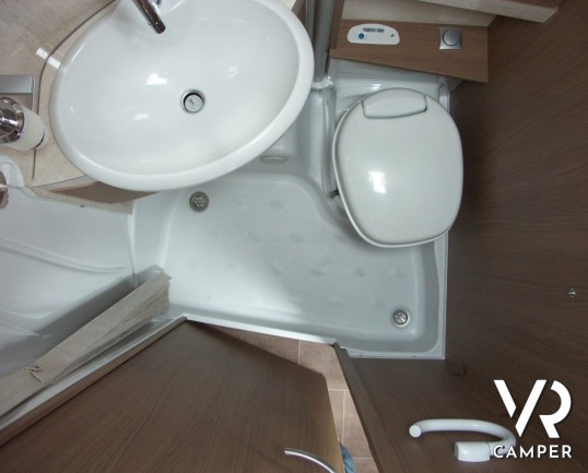 Burstner Viseo 690 G: camper motorhome nuovo con letti gemelli e garage.