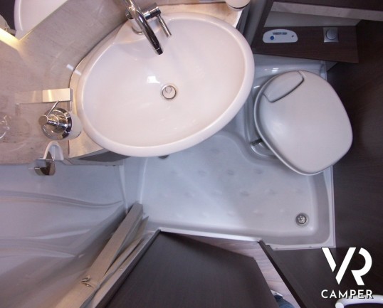 Burstner Viseo 690 G: camper motorhome nuovo con letto nautico centrale e garage