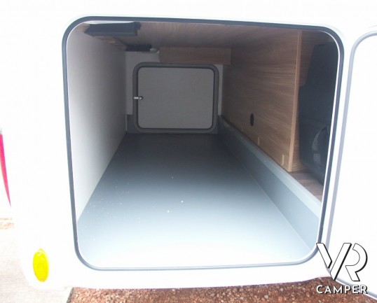 Burstner Aviano I 700: motorhome sotto i 7 metri con letto nautico posteriore e bagno e doccia separati