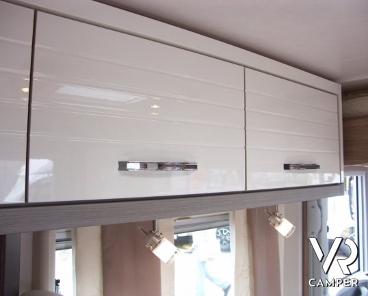 Burstner Aviano I 700: motorhome sotto i 7 metri con letto nautico posteriore e bagno e doccia separati