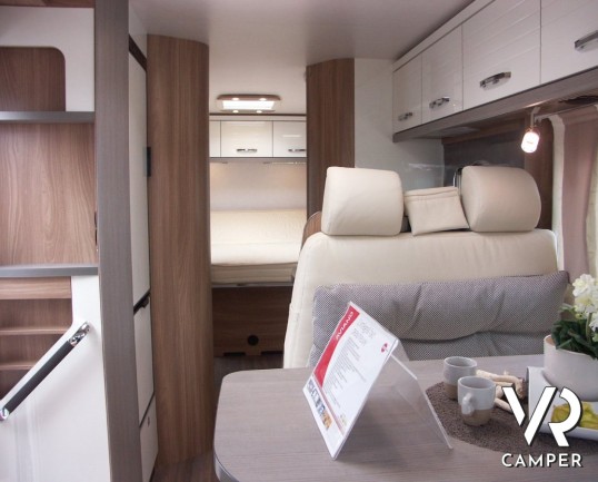 Burstner Aviano I 700: motorhome sotto i 7 metri con letto nautico posteriore e bagno e doccia separati