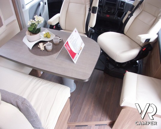 Burstner Aviano I 700: motorhome sotto i 7 metri con letto nautico posteriore e bagno e doccia separati