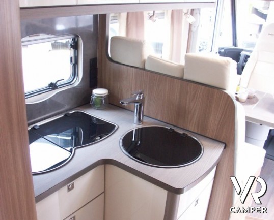 Burstner Aviano I 700: motorhome sotto i 7 metri con letto nautico posteriore e bagno e doccia separati