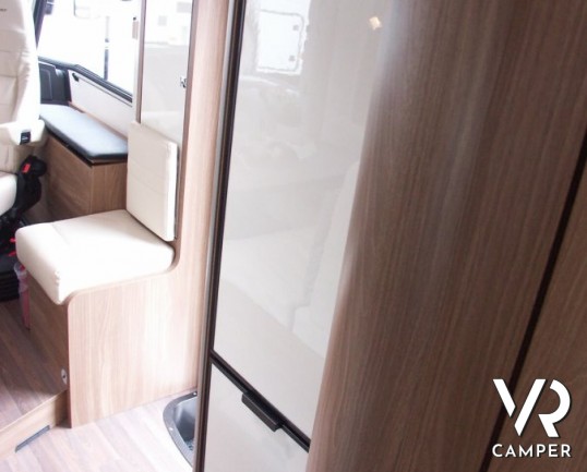 Burstner Aviano I 700: motorhome sotto i 7 metri con letto nautico posteriore e bagno e doccia separati