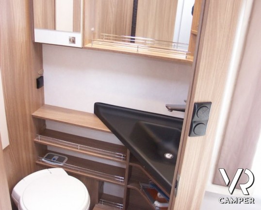 Burstner Aviano I 700: motorhome sotto i 7 metri con letto nautico posteriore e bagno e doccia separati