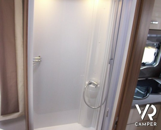 Burstner Aviano I 700: motorhome sotto i 7 metri con letto nautico posteriore e bagno e doccia separati