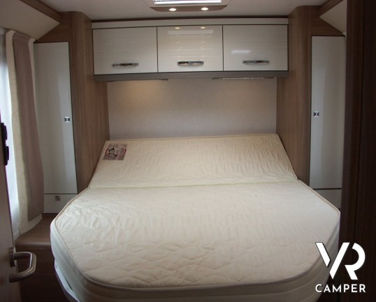 Burstner Aviano I 700: motorhome sotto i 7 metri con letto nautico posteriore e bagno e doccia separati