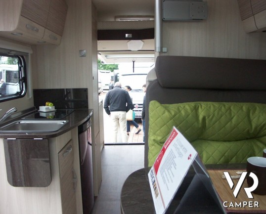 Burstner Brevio 601: camper nuovo semintegrale con letto basculante sul posteriore.