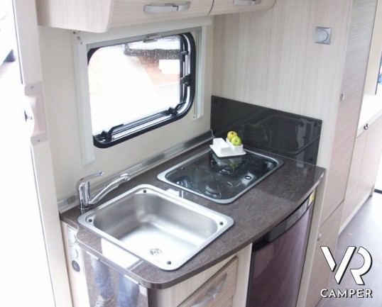 Burstner Brevio 601: camper nuovo semintegrale con letto basculante sul posteriore.