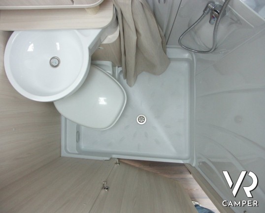 Burstner Brevio 601: camper nuovo semintegrale con letto basculante sul posteriore.