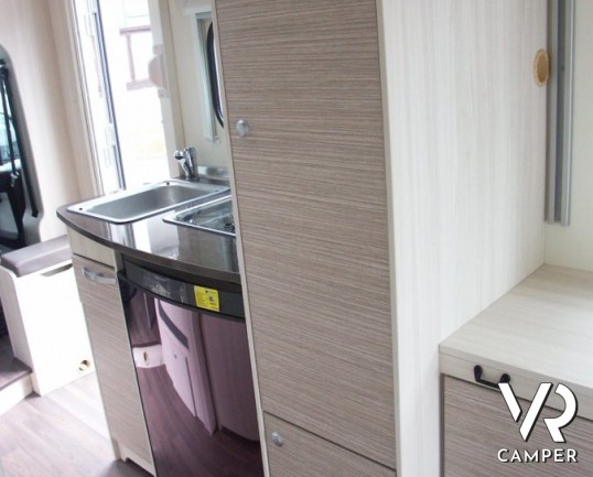 Burstner Brevio 601: camper nuovo semintegrale con letto basculante sul posteriore.