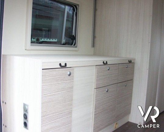 Burstner Brevio 601: camper nuovo semintegrale con letto basculante sul posteriore.