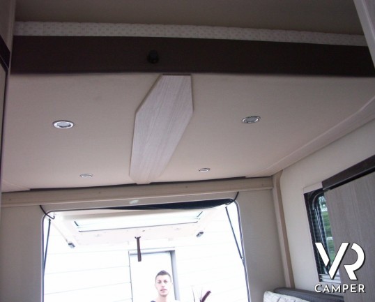 Burstner Brevio 646: camper semintegrale nuovo con doppia dinette e letto basculante sul posteriore.