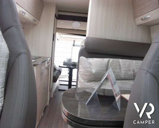 Burstner Brevio 646: camper semintegrale nuovo con doppia dinette e letto basculante sul posteriore.