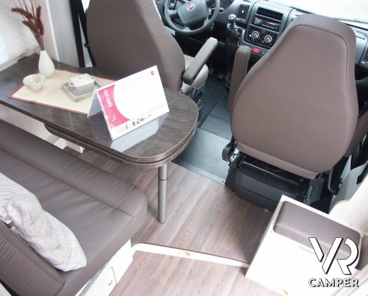 Burstner Brevio 646: camper semintegrale nuovo con doppia dinette e letto basculante sul posteriore.