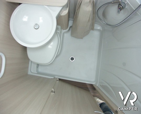 Burstner Brevio 646: camper semintegrale nuovo con doppia dinette e letto basculante sul posteriore.