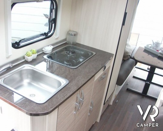 Burstner Brevio 646: camper semintegrale nuovo con doppia dinette e letto basculante sul posteriore.