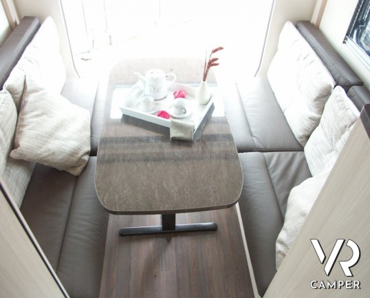 Burstner Brevio 646: camper semintegrale nuovo con doppia dinette e letto basculante sul posteriore.