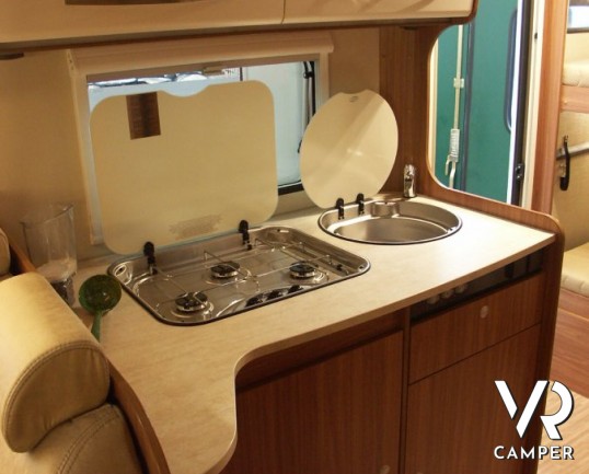 CARADO A 461: camper mansardato nuovo con doppia dinette e letti a castello in coda abbinati al garage